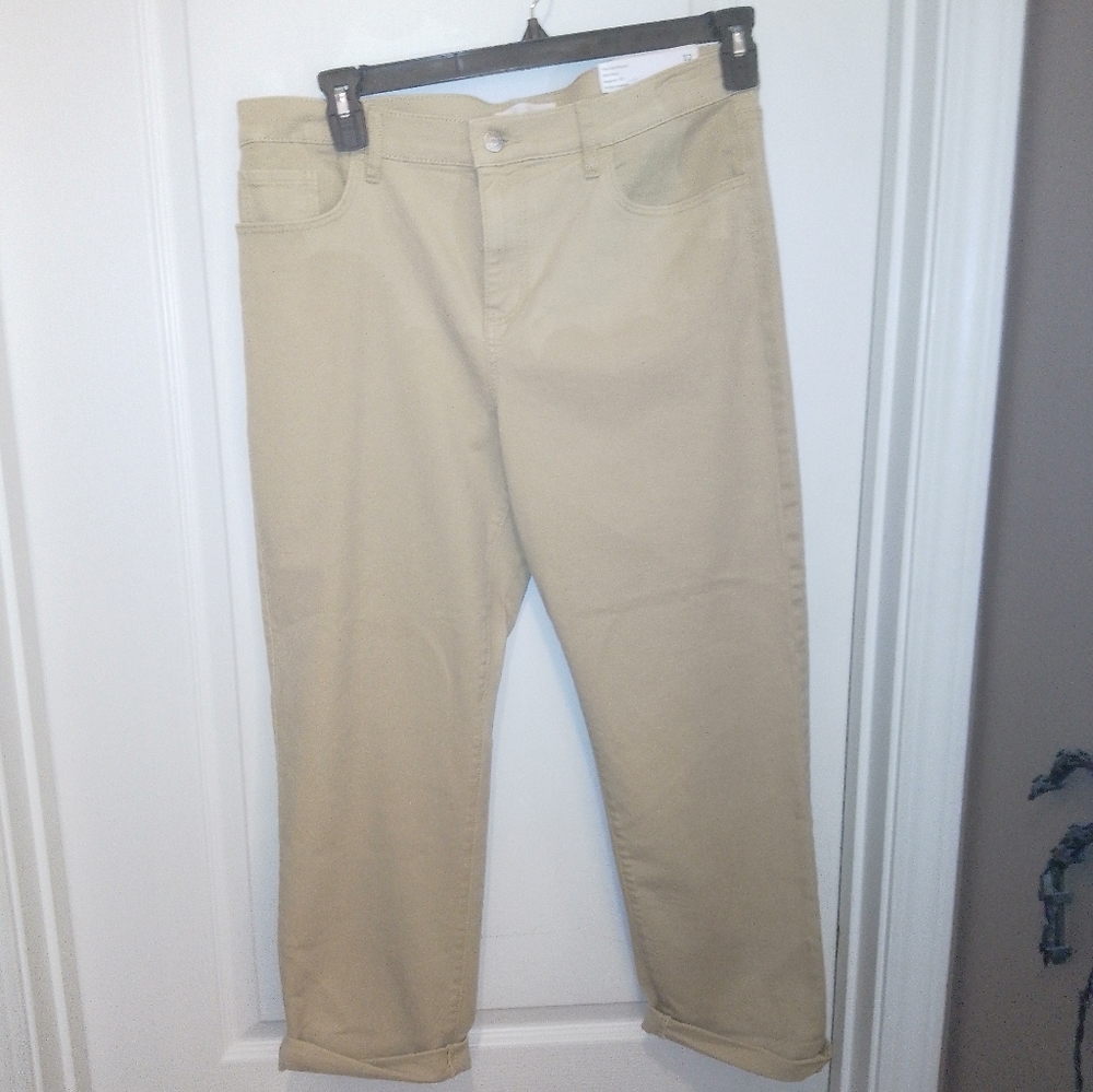 NWT/Loft mid rise khaki jeans/ Size 32 / Petite inseam